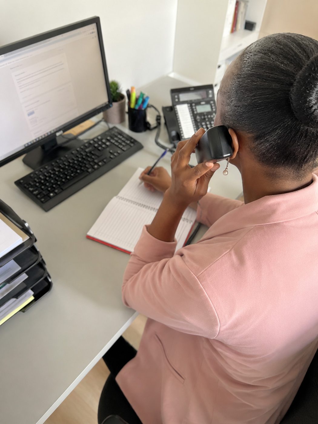 Emilienne au téléphone avec un client : parlons de votre activité