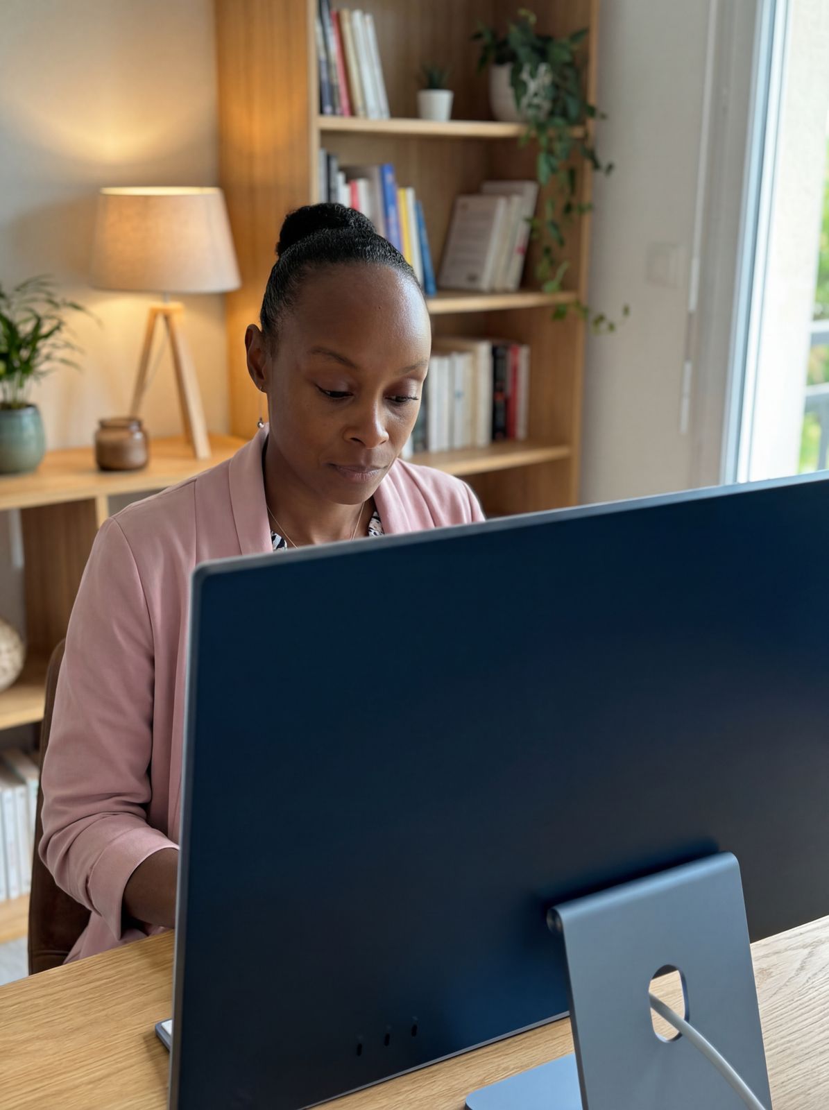 Emilienne, assistante administrative à distance dans son bureau, accompagnement 100% digital partout en France