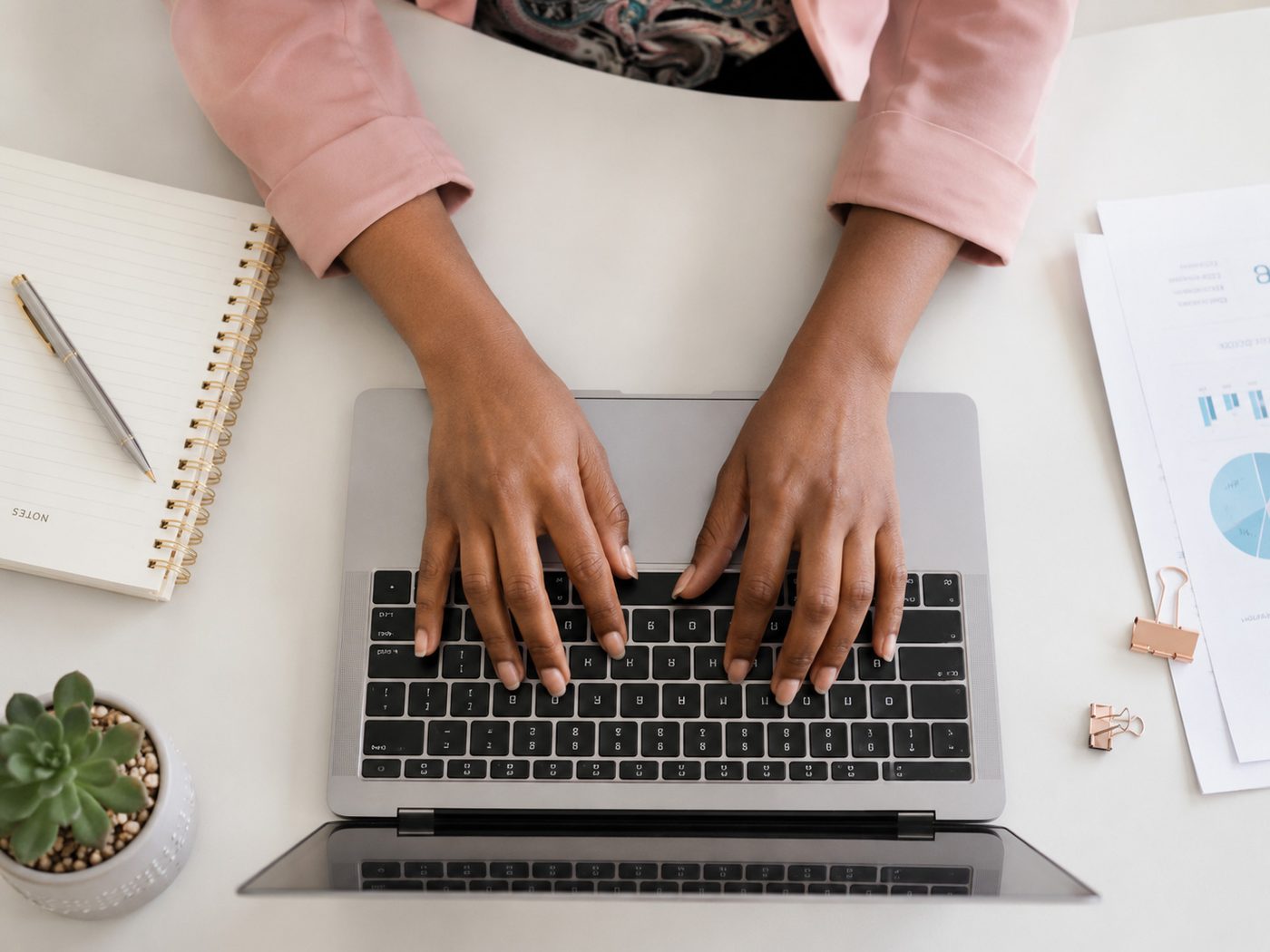Les mains d'Emilienne sur le clavier : gestion administrative pour tous les secteurs