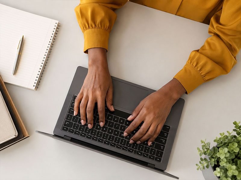 Assistante administrative à distance, travail sur ordinateur